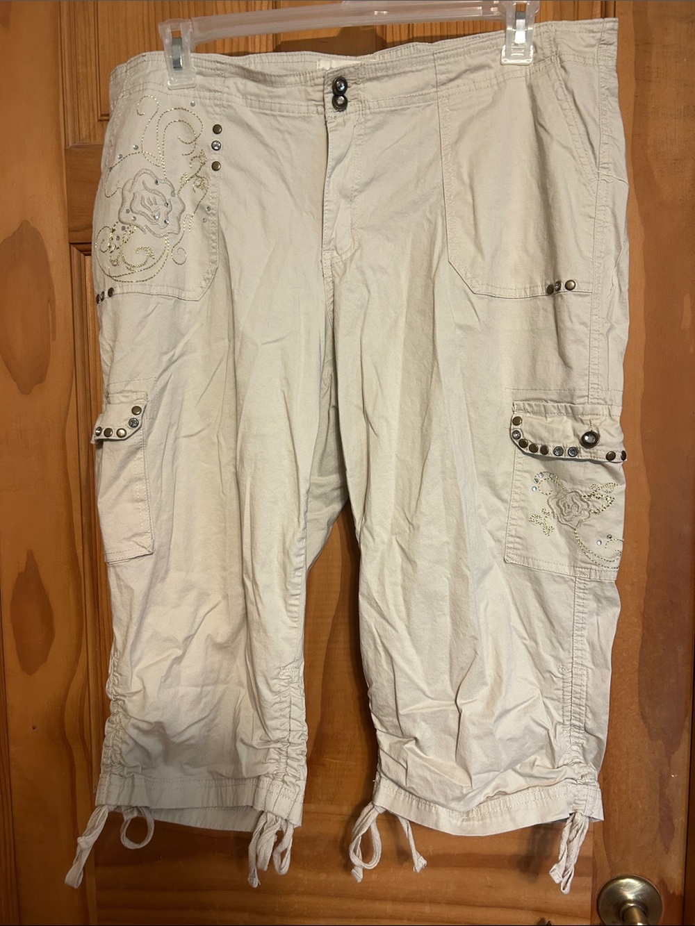 Women’s Fashion Bug Cargo Capris Cotton/Spandex Light Tan Size 20 Like New